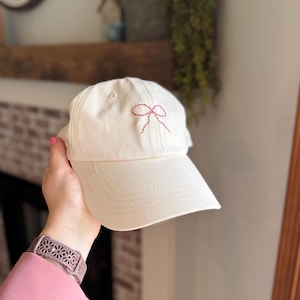 Cappellino da baseball ricamato a mano con fiocco, cappellino da baseball con fiocco Coquette, fiocco malva su cappellino beige, pronto per la spedizione