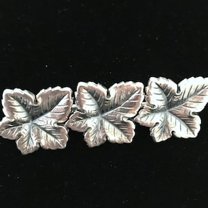 Brooch in silver with leafs decor in relief from Gustaf Dahlgren Co Sweden Scandinavian 1949.