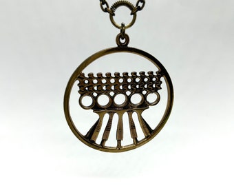 Riesiges Collier der Künstlerin Pentti Sarpaneva in Bronze.