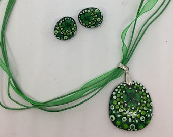 Mandalastein Jewelryset necklace with pendant and studs-clover