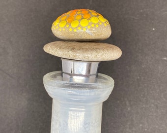 La naturaleza se encuentra con pintadas: Mandalastein - corchos de botella, tapones de botellas - pintura de puntos - naranja amarilla