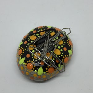 Puntino di pietra - magnete per clip di carta - Mandala pittura arancione verde