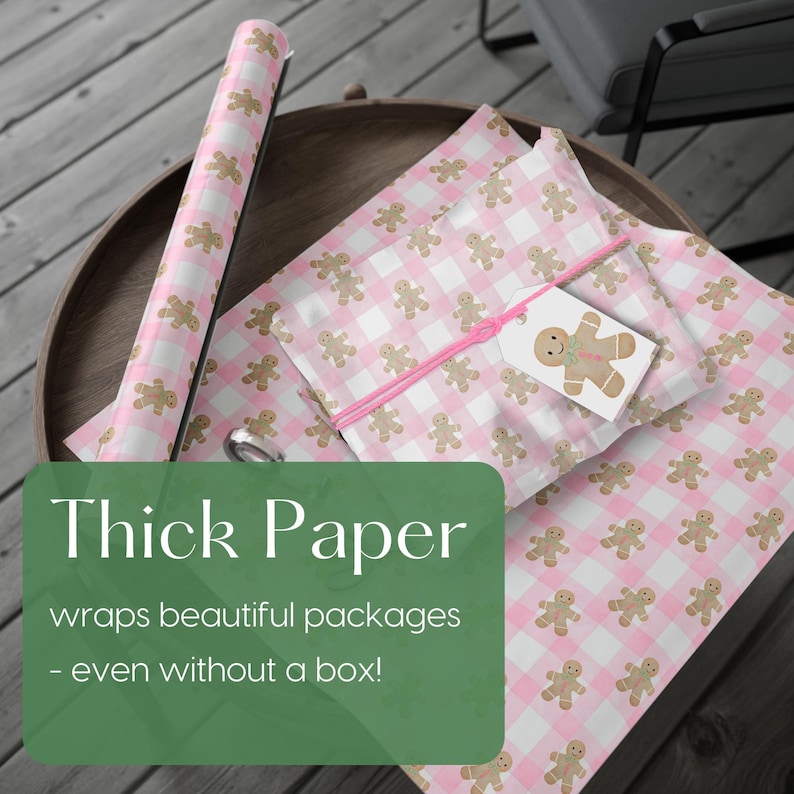 Peut inclure: Papier d'emballage &agrave; carreaux roses et blancs avec un motif de bonhomme en pain d'&eacute;pices. Un rouleau de papier et des paquets emball&eacute;s sont pr&eacute;sent&eacute;s. Une &eacute;tiquette cadeau avec un bonhomme en pain d'&eacute;pices est attach&eacute;e &agrave; un paquet avec de la ficelle rose. Le texte "Thick Paper" est visible.