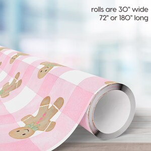 Peut inclure: Un rouleau de papier d'emballage &agrave; motif vichy rose et blanc avec des bonhommes en pain d'&eacute;pices &agrave; l'aquarelle. Le rouleau mesure 76 cm de large et 183 ou 457 cm de long.