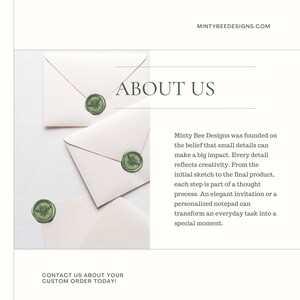 Peut inclure: Des enveloppes cr&egrave;me avec des sceaux de cire verts, orn&eacute;s d'un motif botanique, sont dispos&eacute;es sur une surface blanche. Le texte &laquo; ABOUT US &raquo; est affich&eacute;, ainsi que l'adresse du site Web mintybeedesigns.com. L'image promeut de la papeterie personnalis&eacute;e.