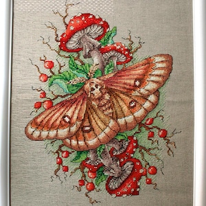 Gráfico de ponto cruz da mariposa-caveira e do cogumelo amanita muscaria (DMC) - PDF para impressão - Download instantâneo
