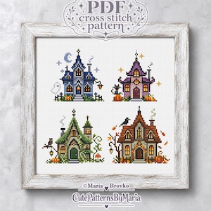 Puede incluir: Un patrón de punto de cruz en PDF que presenta cuatro casas distintas en una cuadrícula. Los diseños incluyen una casa azul con un fantasma, una casa morada con un gato negro, una casa verde con un búho y una casa marrón con un cuervo, en un marco.