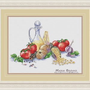 Puede incluir: Un patrón de punto de cruz que representa una naturaleza muerta de ingredientes de comida italiana, incluyendo tomates, ajo, cebollas, pasta, aceite de oliva y queso. El patrón se titula "Maria Brovko (CutePatternsByMaria)".