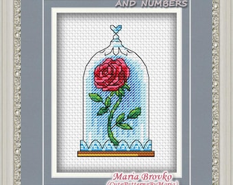 Puede incluir: Patrón de punto de cruz de una rosa roja en una cúpula de vidrio, con el texto "CROSS STITCH PATTERN + MINIATURE ALPHABET AND NUMBERS" y "Maria Brovko (CutePatternsByMaria)" debajo de la imagen.