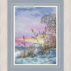 Peut inclure: Un motif de point de croix représentant une scène d'hiver enneigée avec de hautes herbes et un coucher de soleil en arrière-plan. Le ciel est un dégradé de rose, de violet et de bleu avec des flocons de neige blancs qui tombent. Le texte "Maria Brovko (CutePatternsByMaria)" est dans le coin supérieur gauche.