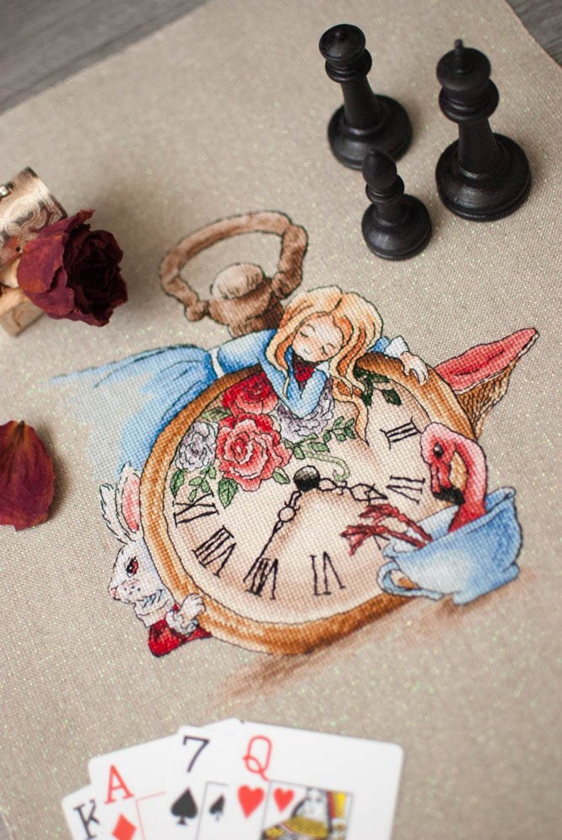 схема алиса в стране чудес. вышивка из алисы в стране чудес. вышивка крестом алиса в стране чудес. отшив алиса в стране. схема вышивки алиса в стране чудес.