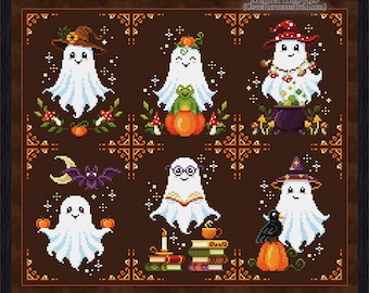 Peut inclure: Motif de point de croix représentant six fantômes de dessins animés avec des accessoires d'Halloween. Les fantômes blancs souriants portent des chapeaux de sorcière, tiennent des citrouilles et sont entourés de champignons, d'une grenouille et d'un chaudron. Fond marron foncé.