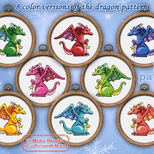 Peut inclure: Huit variations de couleurs différentes d'un motif de point de croix représentant un mignon dragon de dessin animé tenant une étoile. Le motif est disponible en téléchargement PDF. Le texte "PDF pattern" est visible sur l'image.