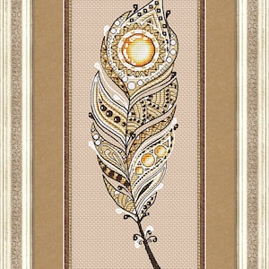 Puede incluir: Un patrón de punto de cruz de una pluma marrón y dorada con detalles intrincados. La pluma está rodeada de un fondo blanco y enmarcada en un marco marrón y dorado. El texto "Maria Brovko (CutePatternsByMaria)" está en la parte inferior de la imagen.