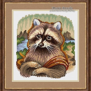 Puede incluir: Patrón de punto de cruz de un mapache en un retrato de estilo renacentista, con un fondo de paisaje verde. El título "Maria Brovko (CutePatternsByMaria)" está en la esquina superior derecha.
