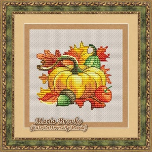 Op de afbeelding: Borduurpatroon met een pompoen met herfstbladeren in tinten oranje, geel, rood en groen. Het patroon is getiteld "Maria Brovko (CutePatternsByMaria)".