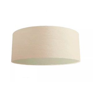 K&ouml;nnte beinhalten: Ein cremefarbener Trompetenschirm mit wei&szlig;em Futter.