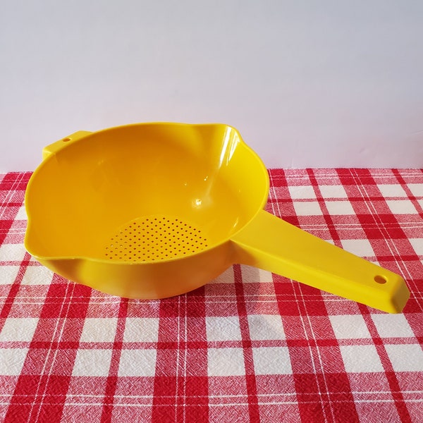 2 Quart Tupperware Strainer -  Larger of the 2 sizes produced