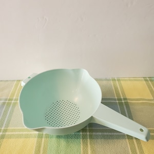 2 Quart Tupperware Strainer -  Tupperware Colander - Larger of the 2 sizes produced