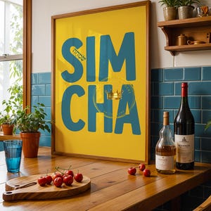 Puede incluir: Un póster amarillo enmarcado con la palabra "SIMCHA" en letras turquesas grandes. Un gráfico de corona está en el centro. Una botella de vino tinto y una botella de líquido transparente están sobre una mesa de madera con una tabla de cortar y cerezas.