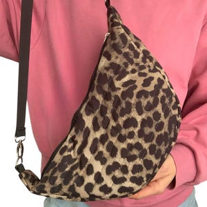 Halfmoon Bag | moon bag | Bauchtasche | Moonbag | hobo bag | leo | animalprint | herausnehmbares Täschchen