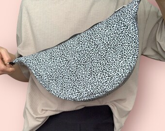 Halfmoon Bag | moon bag | bum bag | Leo | black and white