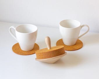 Set mit 8 orangefarbenen Filz- und Holzuntersetzern | Kreiselspiel | Originelle Geschenkidee für Dinnerpartys und Zuhause - BRILLO