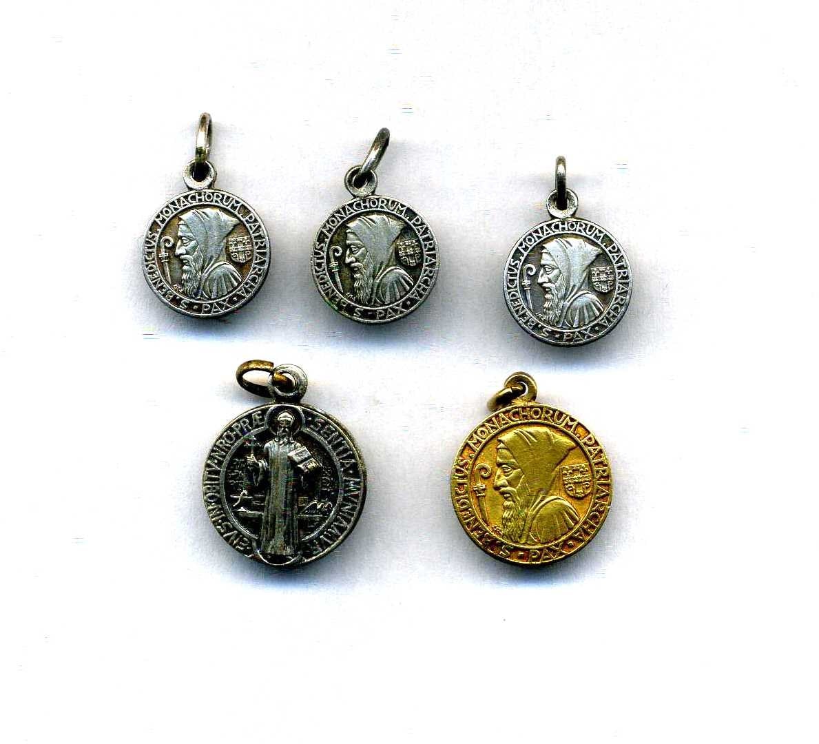 Lot de 5 Médailles Religieuses Anciennes Saint Benoit en Métal Argenté