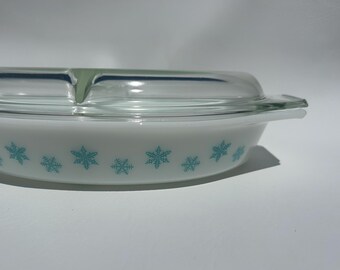 1960's Pyrex snowflake divided dish with lid vintage Pyrex serving piece with turquoise snowflakes on white Pyrex 063