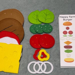 Op de afbeelding: Set van drie keramische mokken met een gespikkelde, matte afwerking. De mokken zijn in crème, lichtgrijs en donkergrijs. Elk heeft een eenvoudig, minimalistisch ontwerp.
