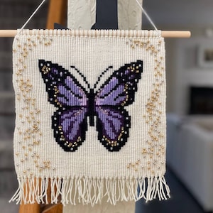 Pixel Makramee Kunst, Schmetterling Wandbehang Dekor, lila Schmetterling Nahaufnahme Wandteppich, Großes Boho Eklektisches Wanddekor mit geflochtenem Aufhänger