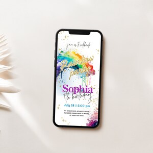 Pu&ograve; includere: Un invito digitale per una festa arcobaleno per il compleanno di Sophia. L'invito presenta un arcobaleno colorato con glitter dorati e stelle. Il testo recita "Unisciti a noi per celebrare Rainbow Party Il 4&deg; compleanno di Sophia 18 luglio | 17:00 The Grove Hotel, Albany, NY Si prega di confermare la presenza entro il 10 luglio.  Al [numero di telefono]"