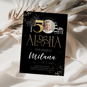 Op de afbeelding: Zwarte en gouden verjaardagsuitnodiging met een foto van een vrouw en de tekst "Aloha 50th Birthday Milana Jul 7 | 7pm | 2023 The Ocean Blue, A Man's Backyard, Middle Blvd, Atlantic Beach, FL 32233 Please RSVP to Nicole at (555) 555-5555"
