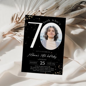 K&ouml;nnte beinhalten: Eine schwarze und goldene Geburtstagseinladung mit einem Foto einer Frau und dem Text "look who's 70" und "Let's celebrate Mlana's 70th birthday". Die Einladung enth&auml;lt das Datum, die Uhrzeit und den Ort der Party.