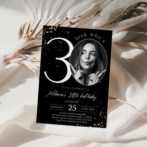 Pu&ograve; includere: Un invito a una festa di compleanno nero e dorato con una foto di una donna in un cerchio. Il testo recita "Guarda chi ha 30 anni! Festeggiamo il 30&deg; compleanno di Mlana. Domenica 25 agosto, 23:00. Il cortile di Nicole e Matry, 715 Ocean Blvd, Atlantic Beach, 32233. Per favore, conferma la tua presenza a Nicole (555) 535-5533. Pranzo e cupcake inclusi."