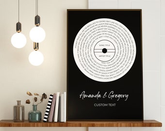 Può includere: Design di disco in vinile bianco e nero con testi di canzoni stampati in un cerchio attorno al centro. Il testo "Amanda & Gregory" e "Testo personalizzato" è stampato sotto il design del disco.
