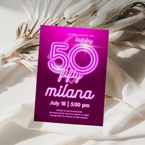 Invitación de 50 cumpleaños en neón rosa: Invitación editable (descarga digital) imagen 1
