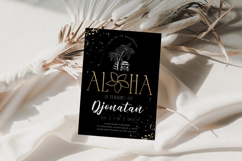 Puede incluir: Invitaci&oacute;n de cumplea&ntilde;os negra y dorada con el texto "Aloha" y un gr&aacute;fico de una palmera y una camioneta vintage. La invitaci&oacute;n dice "&iexcl;Jonatan cumple 15!" e incluye la fecha "7 de julio de 2021".