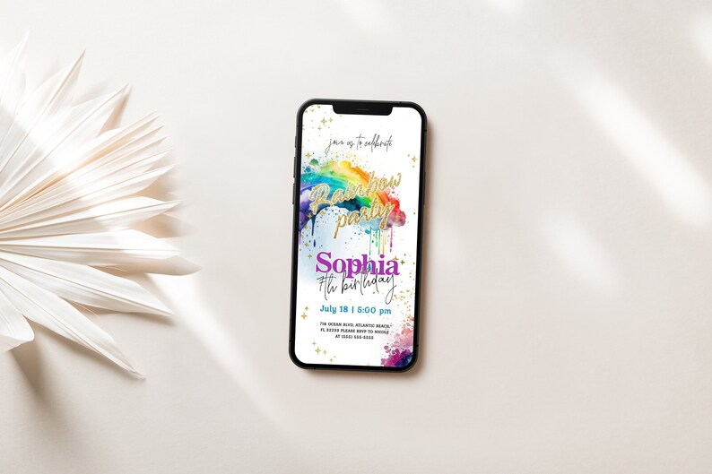 Pu&ograve; includere: Un invito digitale per una festa arcobaleno per il compleanno di Sophia. L'invito presenta un arcobaleno colorato con glitter dorati e stelle. Il testo recita "Unisciti a noi per celebrare Rainbow Party Il 4&deg; compleanno di Sophia 18 luglio | 17:00 The Grove Hotel, Albany, NY Si prega di confermare la presenza entro il 10 luglio.  Al [numero di telefono]"