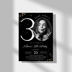 Modello di invito per il 30° compleanno in nero e oro con foto (digitale) immagine 2