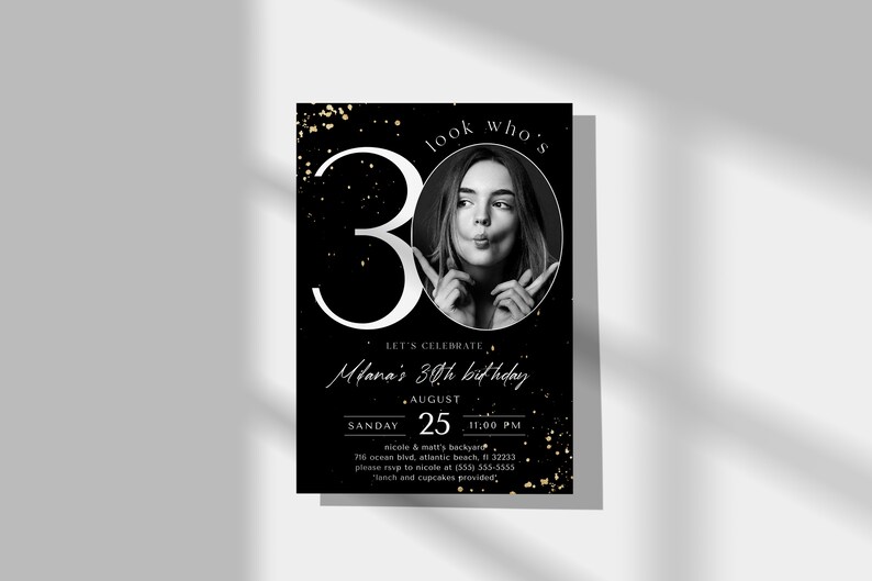 Modello di invito per il 30° compleanno in nero e oro con foto (digitale) immagine 2
