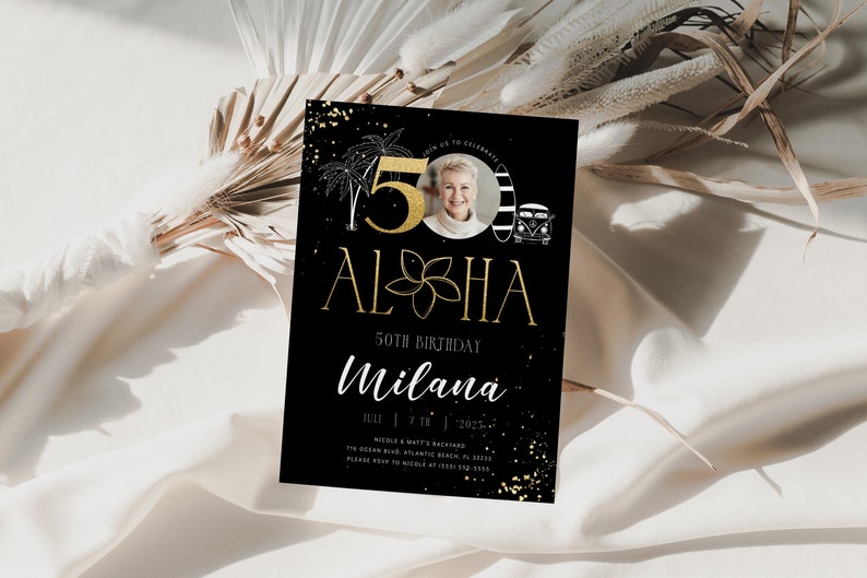 Op de afbeelding: Zwarte en gouden verjaardagsuitnodiging met een foto van een vrouw en de tekst "Aloha 50th Birthday Milana Jul 7 | 7pm | 2023 The Ocean Blue, A Man's Backyard, Middle Blvd, Atlantic Beach, FL 32233 Please RSVP to Nicole at (555) 555-5555"