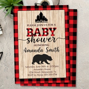 Może przedstawiać: Zaproszenie na baby shower w czerwono-czarną kratę z sylwetką niedźwiedzia i drewnianym tłem. Tekst brzmi: "Proszę dołącz do nas na baby shower z okazji narodzin dziecka dla Amanda Smith".