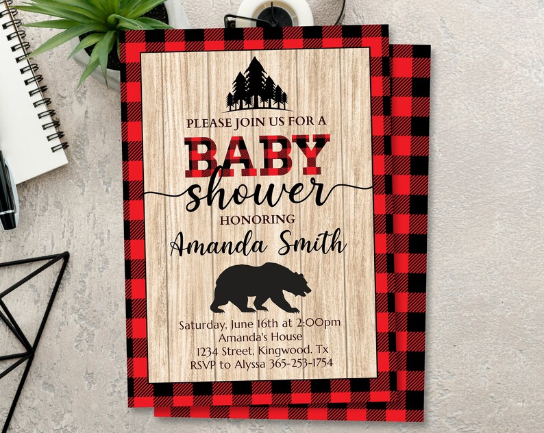 Może przedstawiać: Zaproszenie na baby shower w czerwono-czarną kratę z sylwetką niedźwiedzia i drewnianym tłem. Tekst brzmi: "Proszę dołącz do nas na baby shower z okazji narodzin dziecka dla Amanda Smith".