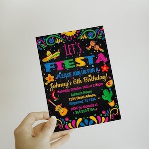 Può includere: Un invito di compleanno a tema fiesta colorato con sfondo nero. L'invito dice "Let's Fiesta" e include i dettagli per la festa di compleanno del 6° anniversario di Johnny. La festa è sabato 16 ottobre alle 14:00 presso Ashton's House, 1234 Street Address, Kingwood, TX 1234. RSVP a Mommy al 365-253-1754.