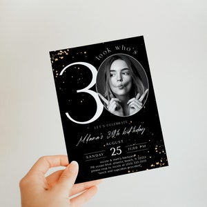 Modello di invito per il 30° compleanno in nero e oro con foto (digitale) immagine 4