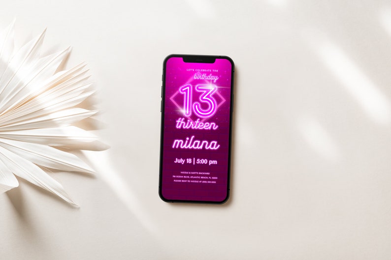 Puede incluir: La pantalla de un tel&eacute;fono inteligente rosa muestra una invitaci&oacute;n de cumplea&ntilde;os para un cumplea&ntilde;os n&uacute;mero 13. La invitaci&oacute;n presenta un n&uacute;mero 13 rosa ne&oacute;n, la palabra "thirteen", el nombre "milana" y la fecha y hora "July 18 | 5:00 pm".