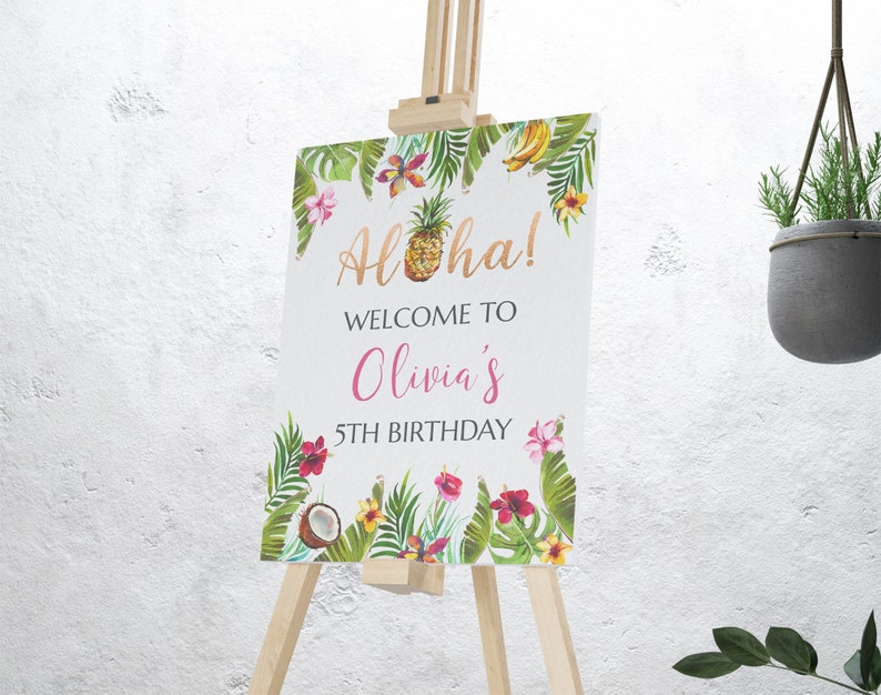 Peut inclure: Panneau de bienvenue pour le 5&egrave;me anniversaire d'Olivia avec des feuilles tropicales, des fleurs, un ananas et des bananes. Le panneau est sur un chevalet en bois.