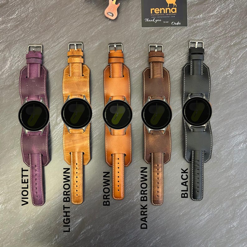 Puede incluir: Cinco correas de reloj de cuero en diferentes colores: violeta, marr&oacute;n claro, marr&oacute;n, marr&oacute;n oscuro y negro. Cada correa tiene una esfera de reloj plateada con fondo negro.