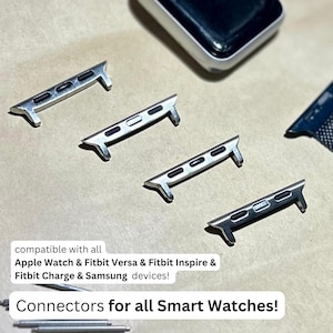 Può includere: Connettori per smartwatch argentati. L'immagine mostra quattro connettori argentati con un design rettangolare e bordi arrotondati. Il testo sull'immagine dice "compatibile con tutti i dispositivi Apple Watch & Fitbit Versa & Fitbit Inspire & Fitbit Charge & Samsung!" e "Connettori per tutti gli Smartwatch!"